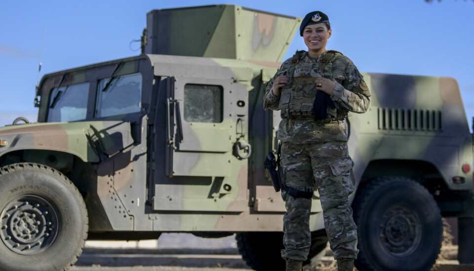 BEDRE BESKYTTELSE: Pilot Kiah C. Cook viser frem den nye skuddsikre vesten på Kirtland Air Force Base i New Mexico.