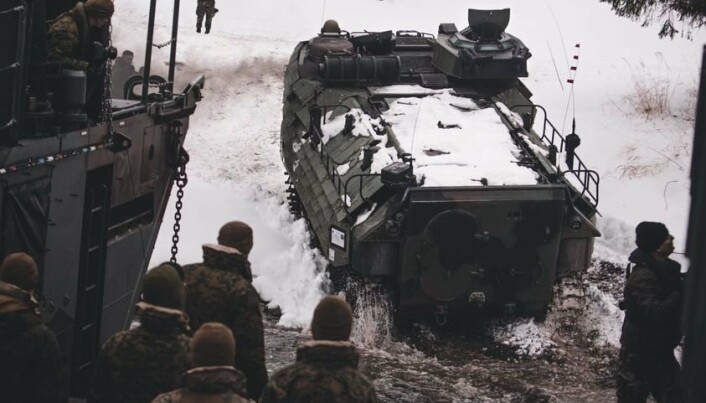 Et pansret kjøretøy fra U.S. Marine Corps ble satt i land ved hjelp av et nederlandsk landgangsfartøy.