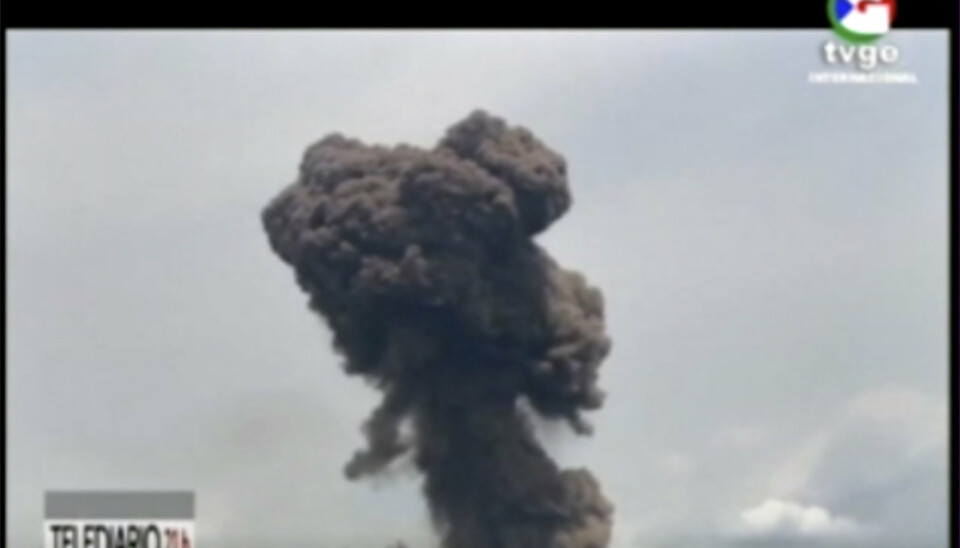 EKSPLOSJON: Røyk fra brakkene i Bata i Ekvatorial Guinea etter eksplosjonen 7. mars.