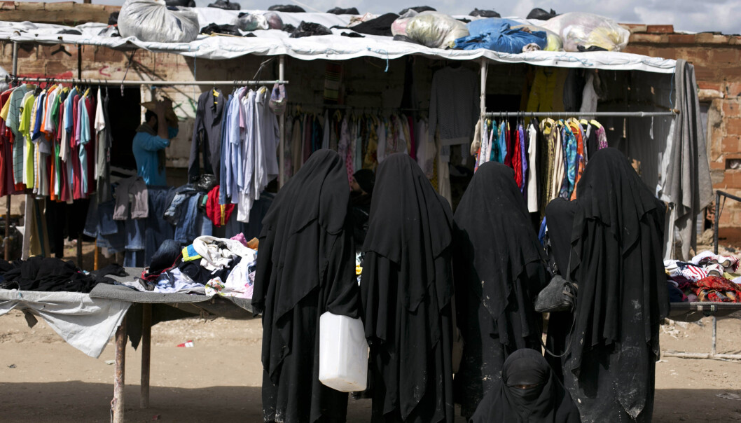 AL-HOL: Kvinner på markedet i Al-Hol-leiren i Syria. Leiren huser familiene til krigere fra Den islamske staten. AL-HOL: Kvinner på markedet i Al-Hol-leiren i Syria. Leiren huser familiene til krigere fra Den islamske staten.