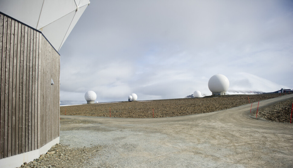 SATELLITTER: Bruken av data fra Svalbard satellittstasjon (SvalSat) kan sette traktaten under press, skriver Rune Ottosen.