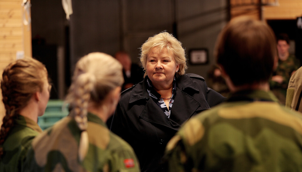 Statsminister Erna Solberg snakker med kvinnelige operatører fra Jegertroppen i Forsvarets Spesialkommando på Rena 3. juni 2019.