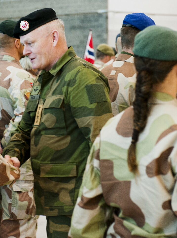 SEREMONI: Daværende forsvarssjefen Harald Sunde under medaljeseremoni på Gardermoen militære flystasjon for de norske styrkene som har avsluttet sitt oppdrag i Faryab provins i Afghanistan. Bildet ble tatt 30.11.2012.