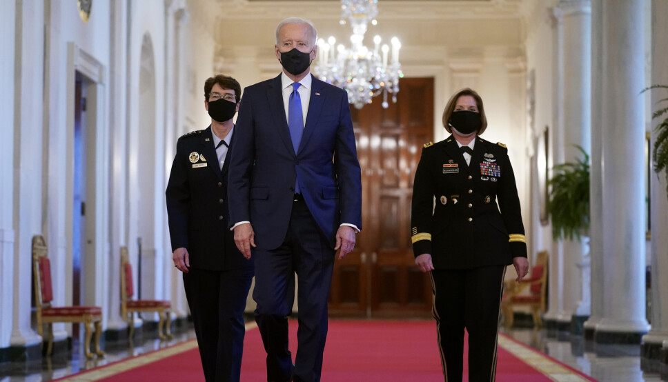 President Joe Biden flankert av general Jacqueline Van Ovost (t.v.) og general Laura Richardson (t.h.). Van Ovost og Richardson ble mandag utnevnt til to toppstillinger i det amerikanske forsvaret.