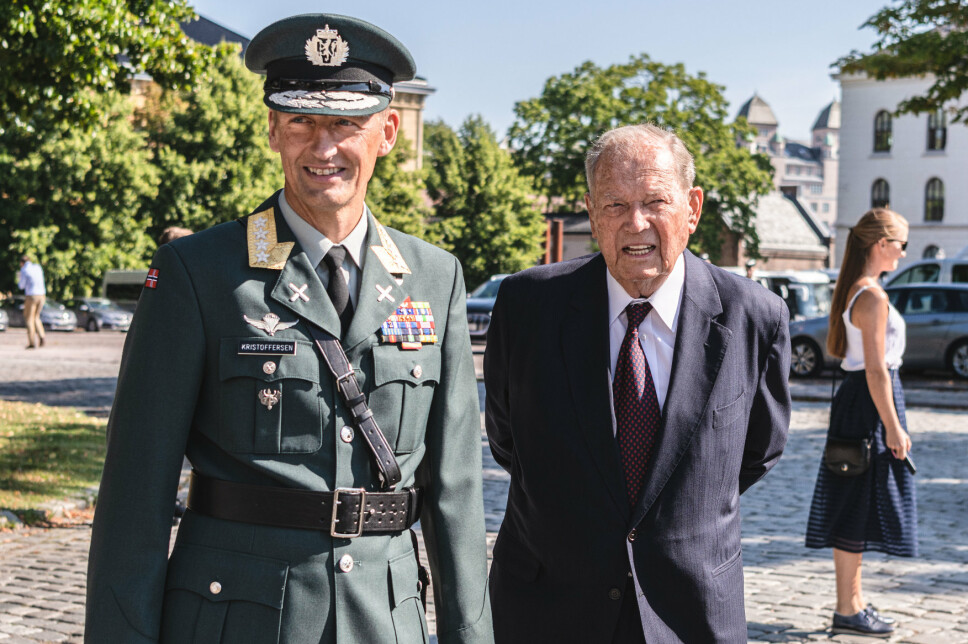 Forsvarssjef Eirik Kristoffersen og Erling Lorentzen under innsettelsesseremonien til Kristoffersen i sommer.