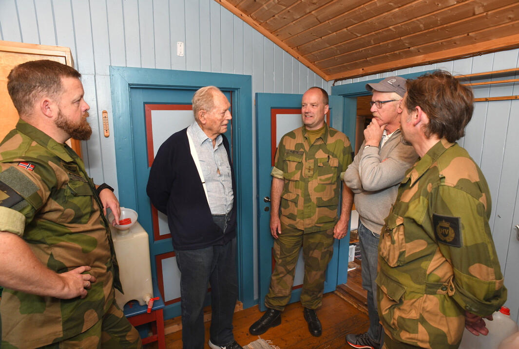 HYTTA: Erling Lorentzen fortel HV-soldater om korleis han leia Milorg frå hytta. HYTTA: Erling Lorentzen fortel HV-soldater om korleis han leia Milorg frå hytta.