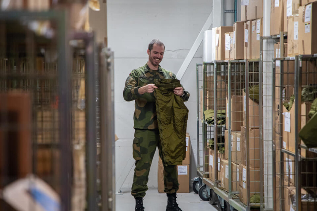 Michael Rozmara henter ut varm bekledning på depot. Michael Rozmara henter ut varm bekledning på depot.