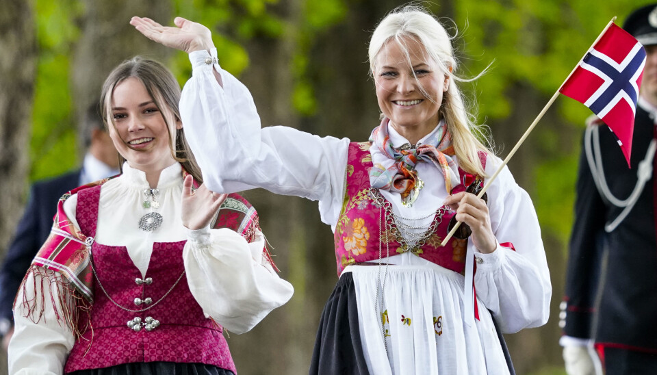 Kronprinsesse Mette-Marit og prinsesse Ingrid Alexandra under 17. mai-feiringen utenfor Skaugum i Asker i 2020.