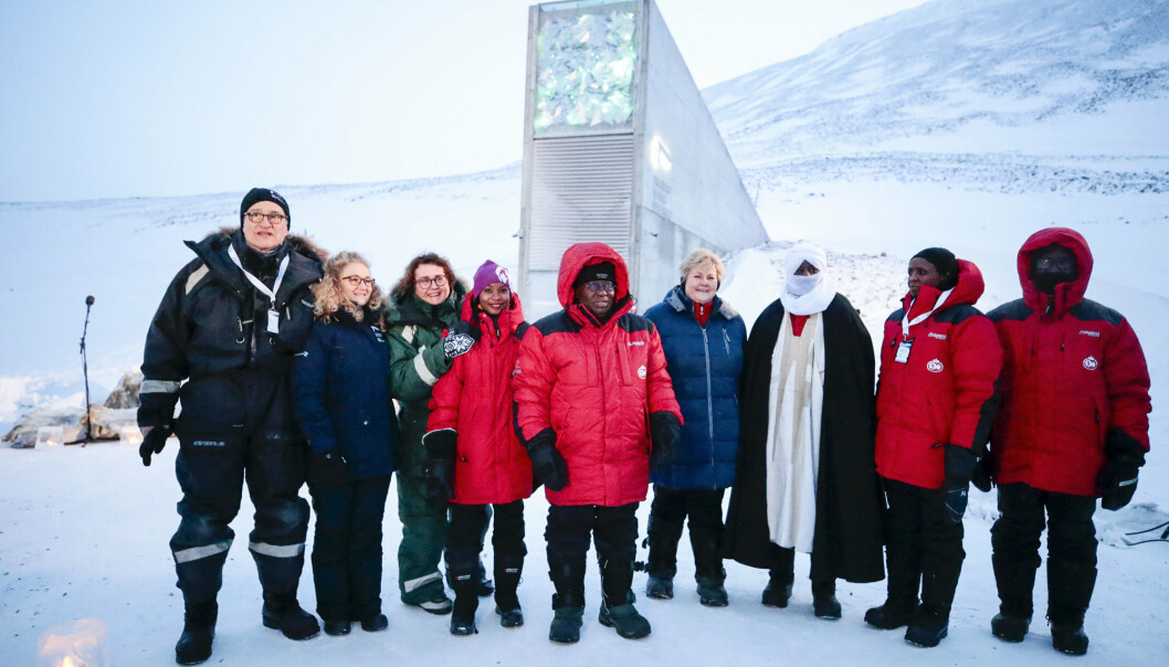 Svalbardtraktaten er foreldet, men myndighetene holder seg tause, skriver Rune Ottosen. Her ser vi blant andre statsminister Erna Solberg utenfor frøhvelvet i forbindelse med et statsbesøk fra Ghana på Svalbard.