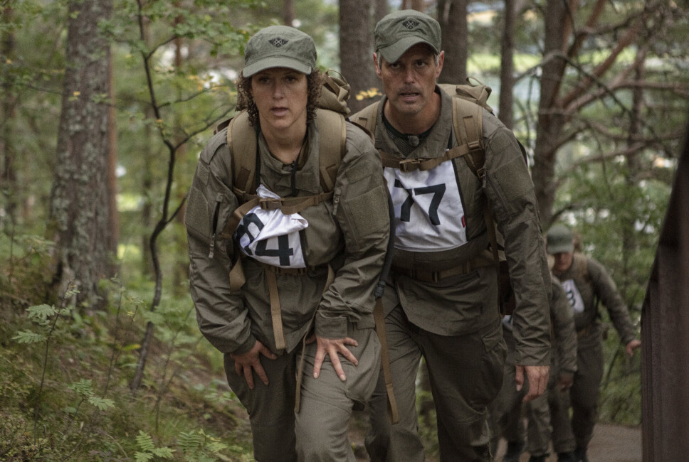 - Jeg har ingen erfaring fra militæret. Det nærmeste må være at jeg har gått i korps, haha. Med uniform og marsjering, rett og hvil, forteller Margrethe Røed(venstre). Til høyre er Håvard Tjora.