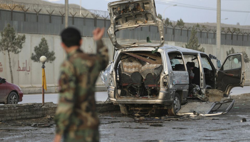 BOMBEANGREP: Afghanske sikkerhetsstyrker inspiserer en bil som ble brukt i et bombeangrep i Kabul sist søndag. Tyrkia varsler at de vil være vert for en ny fredskonferanse for Afghanistan.