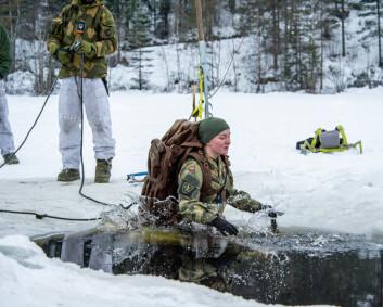 Se vakt- og sikringsoldatene øve på å gå gjennom isen for første gang på flere år