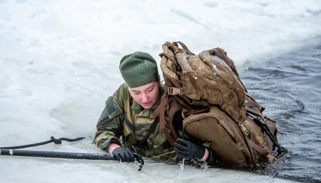 210127 Heistadmoen. Anna Elvevold, vernepliktig vakt og sikringssoldat ved Akershus kommandantskap på øvelse felt. De trener på å overleve. Foto: Andrea Vasholmen Mostue, Soldatnytt (Forsvarets forum) 210127 Heistadmoen. Anna Elvevold, vernepliktig vakt og sikringssoldat ved Akershus kommandantskap på øvelse felt. De trener på å overleve. Foto: Andrea Vasholmen Mostue, Soldatnytt (Forsvarets forum)