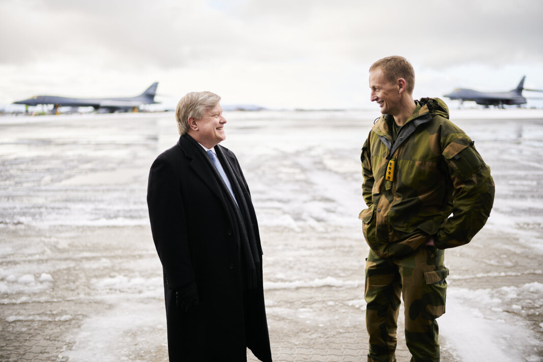 SAMARBEID: Chargé d'affaires på USAs ambassade i Norge Richard Riley og Norges forsvarssjef Eirik Kristoffersen snakket om verdien aav samarbeid tirsdag 9. mars på Ørland. SAMARBEID: Chargé d'affaires på USAs ambassade i Norge Richard Riley og Norges forsvarssjef Eirik Kristoffersen snakket om verdien aav samarbeid tirsdag 9. mars på Ørland.