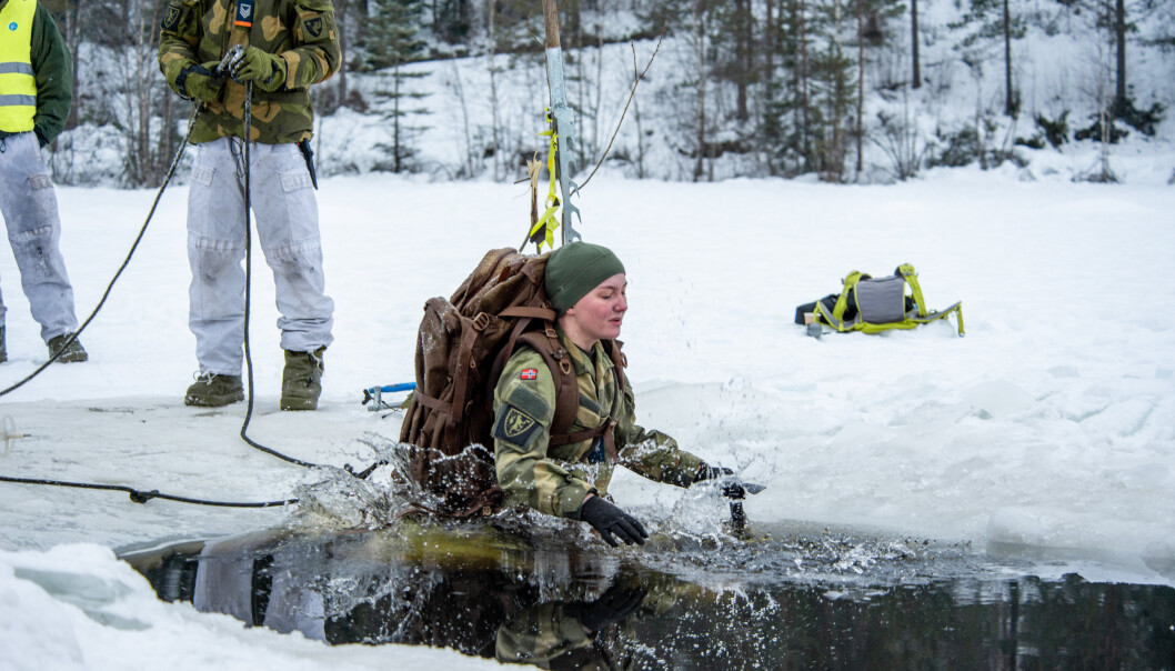 UTDANNING: Alle myndige norske borgere bør få en innføring i militær kompetanse, skriver Johannes Kibsgaard. Her ser vi en soldat under en overlevelsesøvelse. UTDANNING: Alle myndige norske borgere bør få en innføring i militær kompetanse, skriver Johannes Kibsgaard. Her ser vi en soldat under en overlevelsesøvelse.