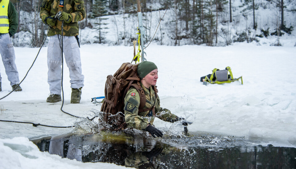 UTDANNING: Alle myndige norske borgere bør få en innføring i militær kompetanse, skriver Johannes Kibsgaard. Her ser vi en soldat under en overlevelsesøvelse.