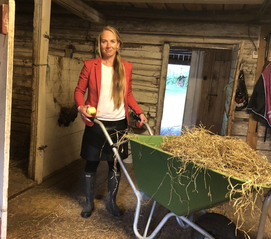 Dressjakke, skinnskjørt og gummistøvler. Morgnene er hektiske og det er Sigrids skyld fordi hun står opp for sent. Foring av hestene er en del av morgenrutinen. Dressjakke, skinnskjørt og gummistøvler. Morgnene er hektiske og det er Sigrids skyld fordi hun står opp for sent. Foring av hestene er en del av morgenrutinen.