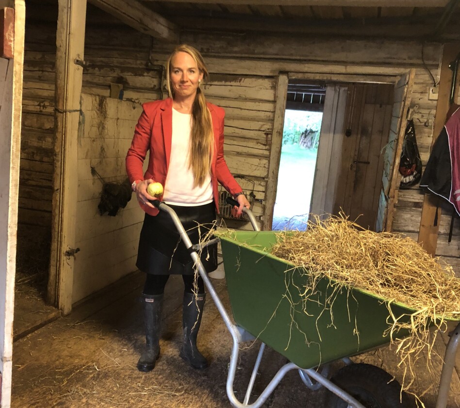 Dressjakke, skinnskjørt og gummistøvler. Morgnene er hektiske og det er Sigrids skyld fordi hun står opp for sent. Foring av hestene er en del av morgenrutinen.