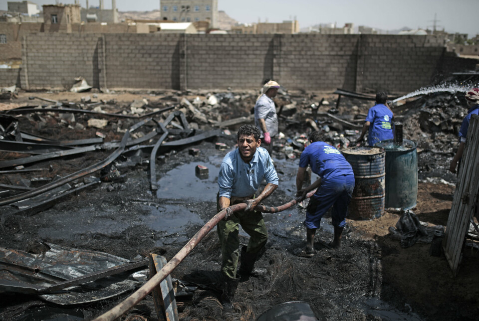 Saudi-Arabia har gjennomført over 22.000 flyangrep og lagt store deler av Jemens infrastruktur i grus siden 2015. Her forsøker frivillige å slukke brannen i et oljelager som ble bombet i juli i fjor.