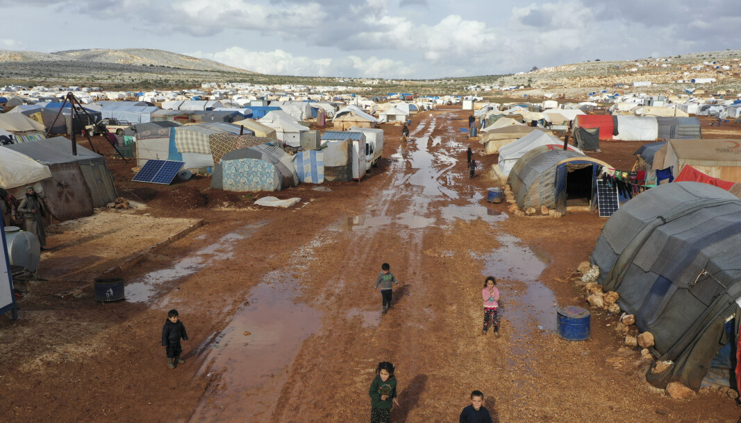 Mange internt fordrevne syrere bor i flyktningleirer i sitt eget hjemland, som i denne landsbyen Kafr Arug i Idlib-provinsen. Ifølge Flyktninghjelpen har den ti år lange krigen utløst den største fordrivelsen av folk siden andre verdenskrig. Mange internt fordrevne syrere bor i flyktningleirer i sitt eget hjemland, som i denne landsbyen Kafr Arug i Idlib-provinsen. Ifølge Flyktninghjelpen har den ti år lange krigen utløst den største fordrivelsen av folk siden andre verdenskrig.