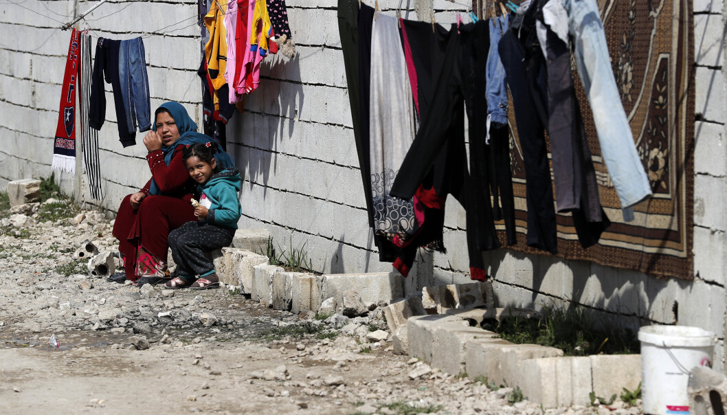Halvparten av Syrias befolkning er på flukt, her en kvinne og hennes datter i Bekaadalen i Libanon. Ifølge en London-basert organisasjon er over 388.000 mennesker drept i krigen Halvparten av Syrias befolkning er på flukt, her en kvinne og hennes datter i Bekaadalen i Libanon. Ifølge en London-basert organisasjon er over 388.000 mennesker drept i krigen