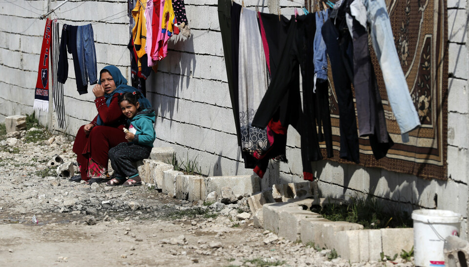 Halvparten av Syrias befolkning er på flukt, her en kvinne og hennes datter i Bekaadalen i Libanon. Ifølge en London-basert organisasjon er over 388.000 mennesker drept i krigen