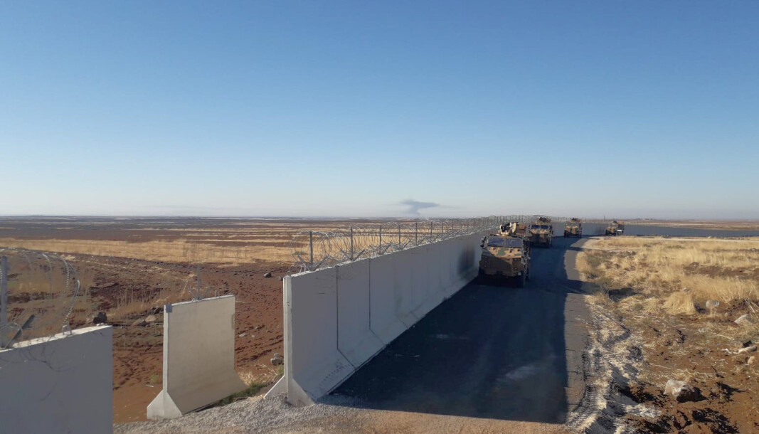 Dette illustrasjonsfotoet fra 2019 viser tyrkiske grensekjøretøy ved grensen mellom Tyrkia og Syria, i nærheten av den tyrkiske byen Idil. Dette illustrasjonsfotoet fra 2019 viser tyrkiske grensekjøretøy ved grensen mellom Tyrkia og Syria, i nærheten av den tyrkiske byen Idil.