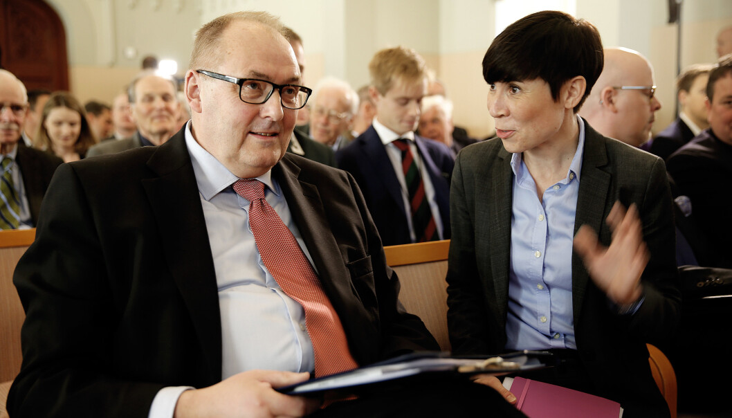 BROBYGGER: I norske forsvars- og sikkerhetspolitiske miljøer er Rolf Tamnes Brobyggeren med stor B. Her er Rolf Tamnes sammen med daværende forsvarsminister Ine Eriksen Søreide. BROBYGGER: I norske forsvars- og sikkerhetspolitiske miljøer er Rolf Tamnes Brobyggeren med stor B. Her er Rolf Tamnes sammen med daværende forsvarsminister Ine Eriksen Søreide.