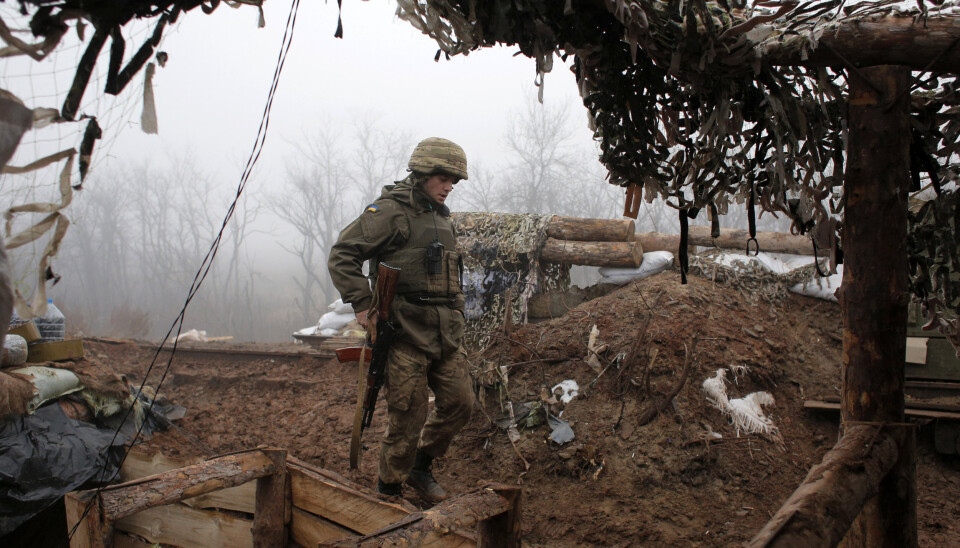 FRONTLINJEN: En ukrainsk soldat står ved frontlinjen i Donetsk, i nærheten av byen Novoluhanske.