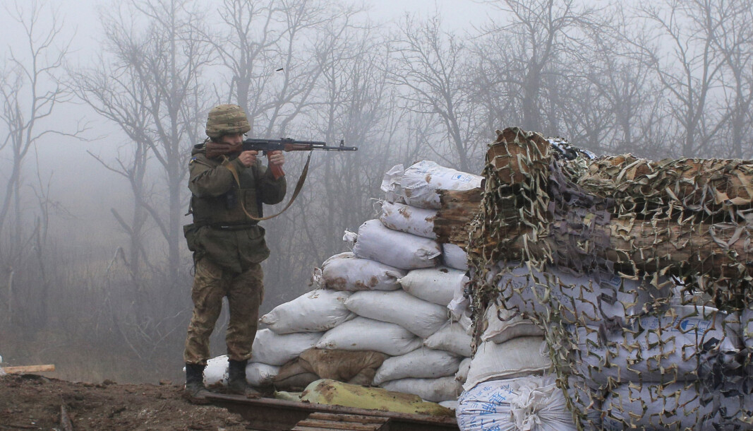 VÆPNET KONFLIKT: En ukrainsk soldat ved frontlinjen i byen Novoluhanske i Donetsk region i 2019. Siden 2014 har det vært væpnet konflikt i den østlige delen av Ukraina. VÆPNET KONFLIKT: En ukrainsk soldat ved frontlinjen i byen Novoluhanske i Donetsk region i 2019. Siden 2014 har det vært væpnet konflikt i den østlige delen av Ukraina.