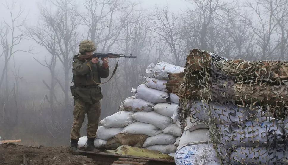 VÆPNET KONFLIKT: En ukrainsk soldat ved frontlinjen i byen Novoluhanske i Donetsk region i 2019. Siden 2014 har det vært væpnet konflikt i den østlige delen av Ukraina.