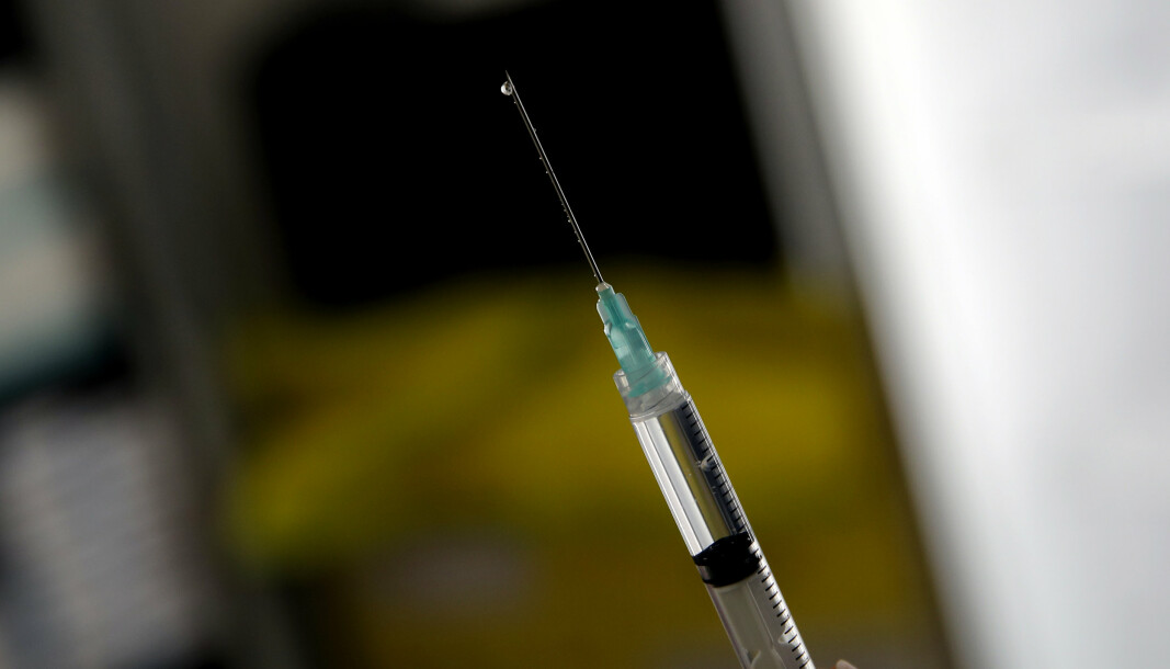 BETINGET GODKJENNING: En sprøyte med covid-vaksine gjøres klar. Vaksinene mot covid-19 har fått betinget godkjenning, for at de skal kunne raskt bli tatt i bruk.