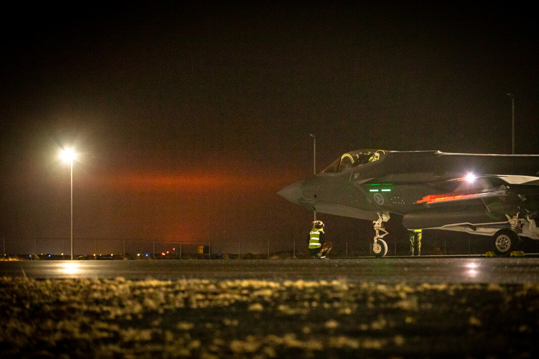 LYSER OPP NATTEHIMMELEN: Vulkanutbrudd på Island, der fire norske F-35 er på Iceland Air Policing (IAP) for å vokte Islands luftrom. Bildet er tatt på Keflavik flybase rett etter utbruddet på Fagradalsfjall, sent fredag kveld, hvor flyene er stasjonert. Flybasen ligger 24 kilometer unna vulkanutbruddet. LYSER OPP NATTEHIMMELEN: Vulkanutbrudd på Island, der fire norske F-35 er på Iceland Air Policing (IAP) for å vokte Islands luftrom. Bildet er tatt på Keflavik flybase rett etter utbruddet på Fagradalsfjall, sent fredag kveld, hvor flyene er stasjonert. Flybasen ligger 24 kilometer unna vulkanutbruddet.