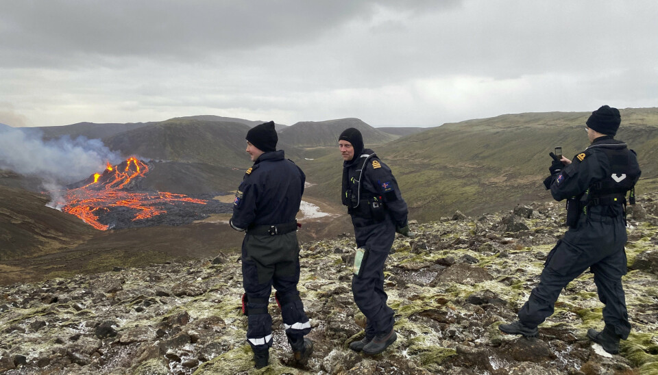 Tjenestemenn fra den islandske kystvakten har tatt seg inn i området hvor vulkanutbruddet pågår for å vurdere situasjonen.