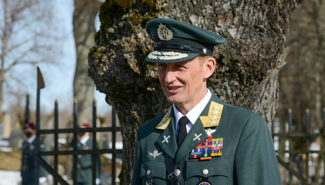 BISETTELSE: Forsvarssjef Eirik Kristoffersen holdt tale under Erling Lorentzens bisettelse i Asker kirke.