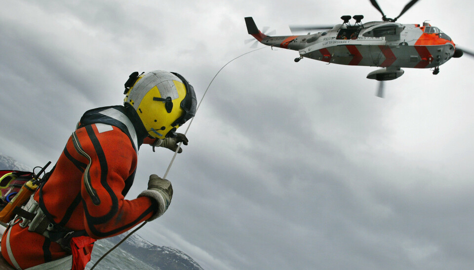 HELSEARBEIDERE: En norsk redningsmann fra 330 skvadronen i Redningshelikoptertjenesten under en heiseøvelse.