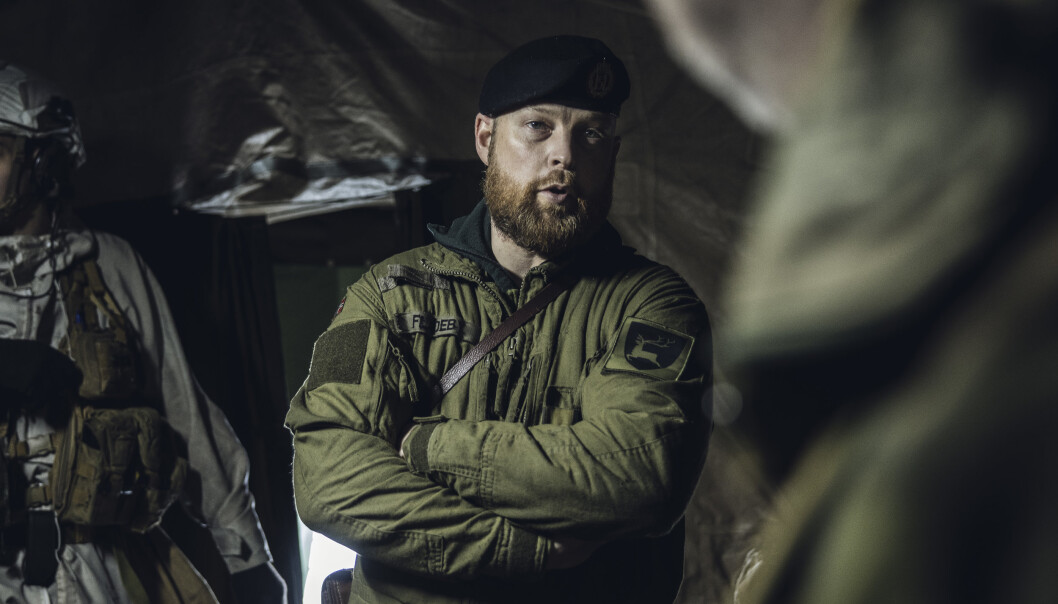 MED OVERSIKTEN: Nestkommanderende i Panserbataljonen, major Sondre Fladeby, på kommandoplass. MED OVERSIKTEN: Nestkommanderende i Panserbataljonen, major Sondre Fladeby, på kommandoplass.