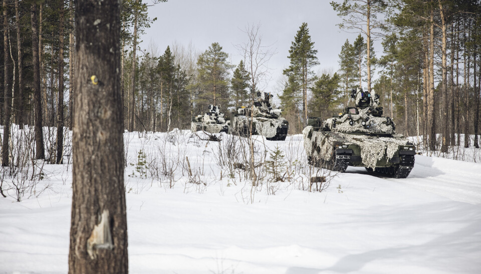 I FARTA: CV90'er ruller fram til stilling for å starte øvelsen på Setermoen. I terrenget møter de amerikansk personell og sine egne kolleger. På toppen av vogna kan et trent øye oppdage simulatorsystemet som gir en ekstra effekt til treningen.