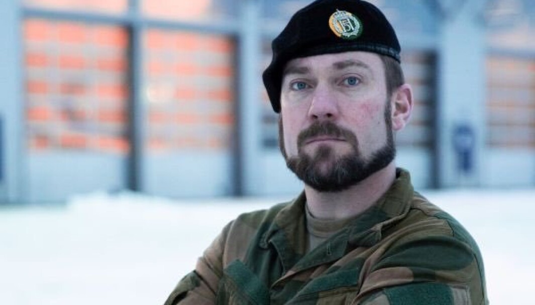SKIFTER BEITE: Oberstløytnant Aleksander Jankov henger fra seg uniformen. SKIFTER BEITE: Oberstløytnant Aleksander Jankov henger fra seg uniformen.