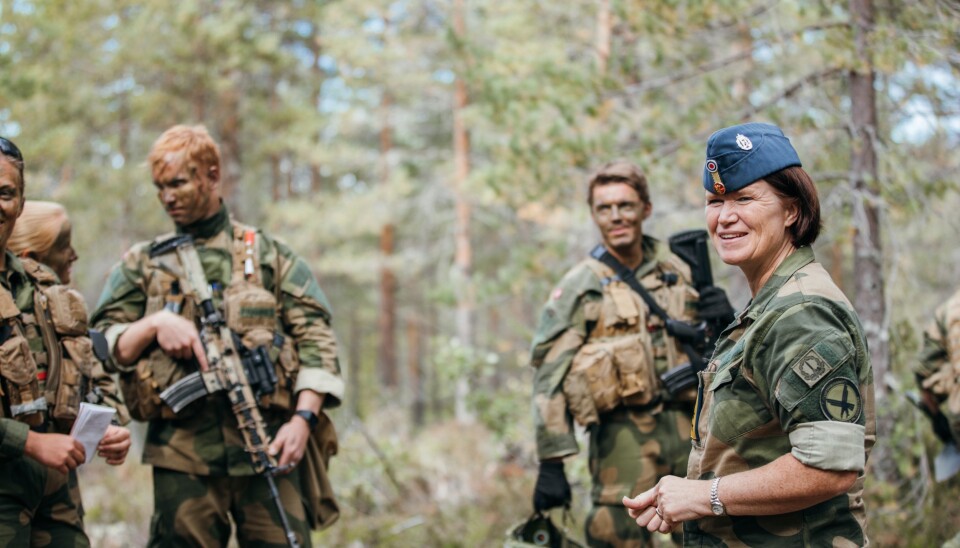 Jeg er selv en del av et synlig mindretall i Forsvaret. Det gjør meg til en dyktigere sjef, skriver Jon Wicklund. Her er sjef Luftforsvaret Tonje Skinnarland sammen med kadetter på øvelse ved Heistadmoen.