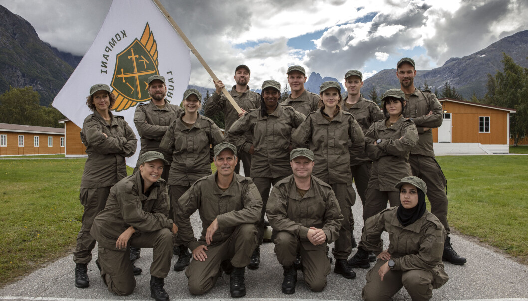 Alle deltakerne fra sesong 2 av Kompani Lauritzen. UNIFORM: I Kompani Lauritzen kaster tidligere proffsyklist og fallskjermjeger Dag Otto Lauritzen 14 kjente personer på dypt vann i håp om at beinhard disiplin og intense utfordringer skal gjøre dem til hele mennesker som lever ut sitt potensial. Alle deltakerne fra sesong 2 av Kompani Lauritzen. UNIFORM: I Kompani Lauritzen kaster tidligere proffsyklist og fallskjermjeger Dag Otto Lauritzen 14 kjente personer på dypt vann i håp om at beinhard disiplin og intense utfordringer skal gjøre dem til hele mennesker som lever ut sitt potensial.