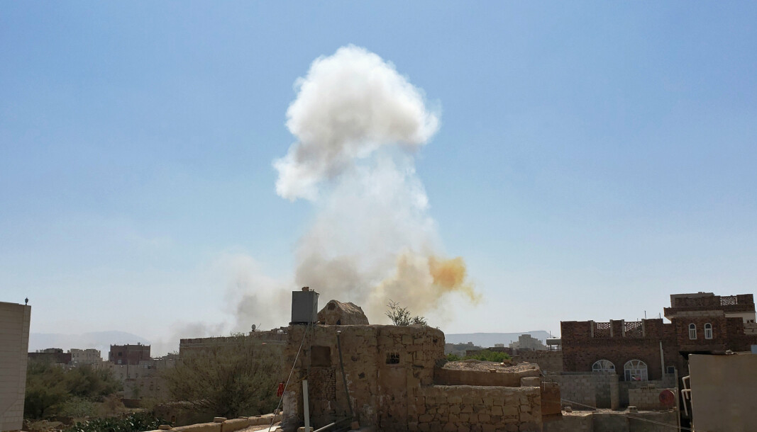KRITISERER: En røyksky stiger opp etter et bombeangrep i Sanaa, Jemen i mars 2021. Riksrevisjonen kritiserer blant annet våpensalg til Emiratene, som er engasjert i borgerkrigen i Jemen.