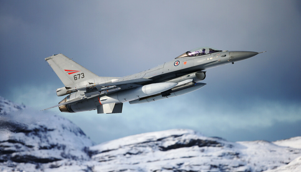 DELTOK I SØK: To F-16 jagerfly fra Bodø flystasjon har deltatt i søket etter en savnet sjark. Onsdag fant flyene en tom redningsflåte.
