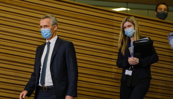 NÆR MEDARBEIDER: Sissel Kruse Larsen er sjelden mer enn et par skritt bak sjefen, Natos generalsekretær Jens Stoltenberg. NÆR MEDARBEIDER: Sissel Kruse Larsen er sjelden mer enn et par skritt bak sjefen, Natos generalsekretær Jens Stoltenberg.