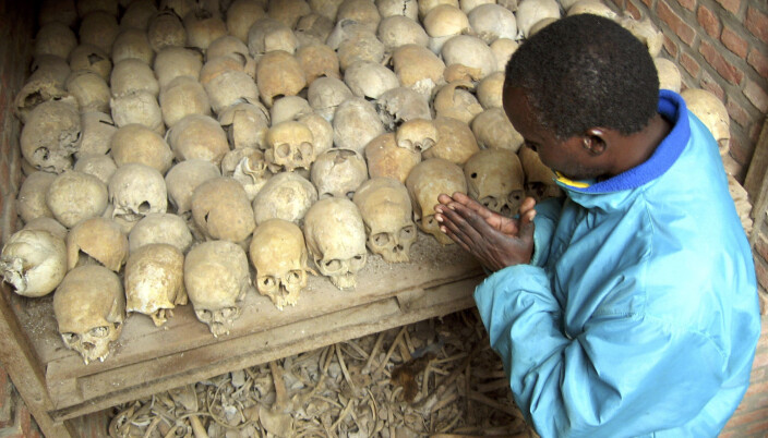 FOLKEMORD: En som overlevde folkemordet i Rwanda ber ved hodeskallene fra en massegrav i Nyamata i Rwanda. FOLKEMORD: En som overlevde folkemordet i Rwanda ber ved hodeskallene fra en massegrav i Nyamata i Rwanda.