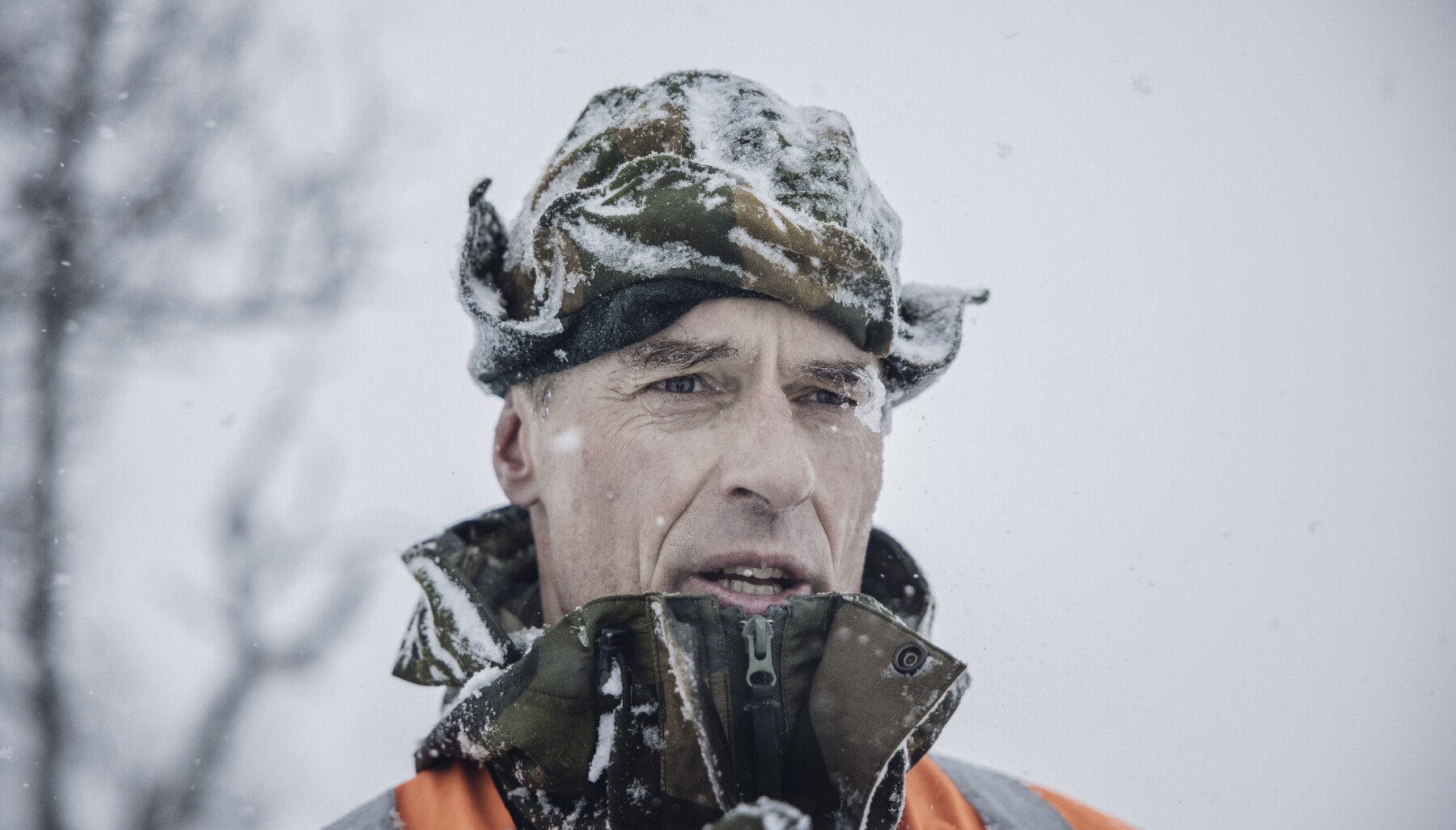 SKRED-EKSPERT: Snøskredvarsler major Morten Bie sørger for at Artilleribataljonen får prøvd seg på realistisk snøskredredning. Selv advarer han mot å legge ut på tur uten å ta med spade, søkestang og sender/mottaker. SKRED-EKSPERT: Snøskredvarsler major Morten Bie sørger for at Artilleribataljonen får prøvd seg på realistisk snøskredredning. Selv advarer han mot å legge ut på tur uten å ta med spade, søkestang og sender/mottaker.