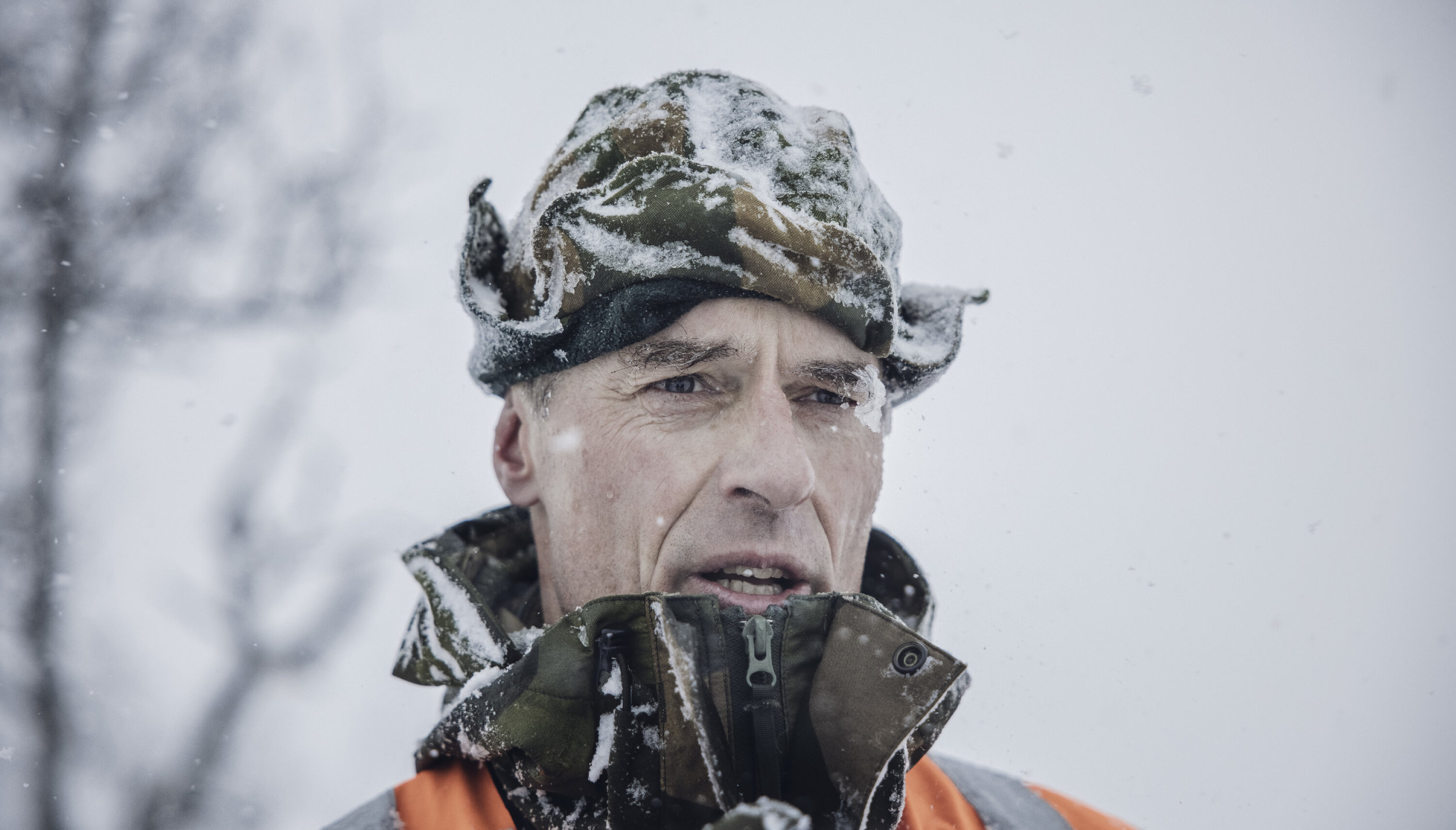 SKRED-EKSPERT: Snøskredvarsler major Morten Bie sørger for at Artilleribataljonen får prøvd seg på realistisk snøskredredning. Selv advarer han mot å legge ut på tur uten å ta med spade, søkestang og sender/mottaker.