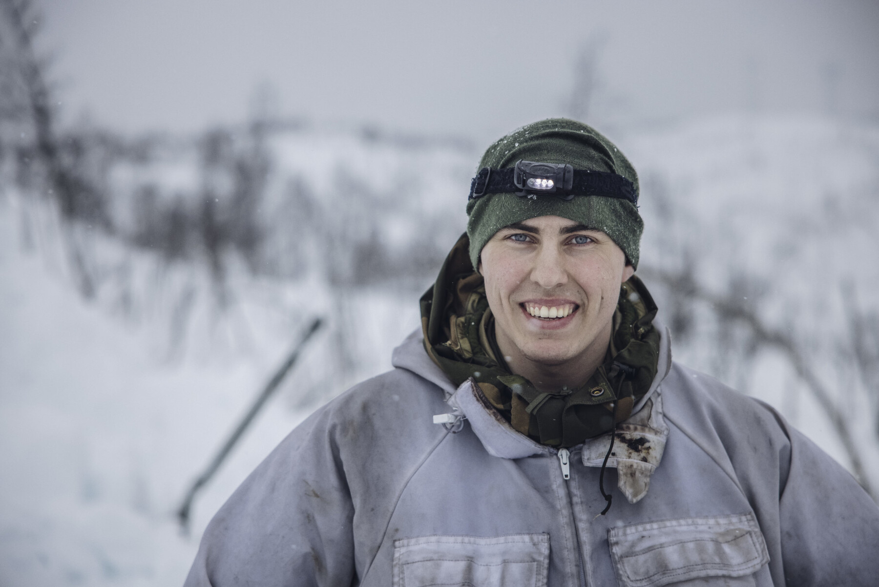 I HUMØR: Menig Albert Kristiansen smilte like bredt både før og etter timene i snøhulen. I HUMØR: Menig Albert Kristiansen smilte like bredt både før og etter timene i snøhulen.