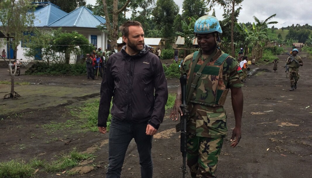 Stian Kjeksrud i samtale med FN-soldat på patrulje under feltarbeid i Den demokratiske republikken Kongo. Stian Kjeksrud i samtale med FN-soldat på patrulje under feltarbeid i Den demokratiske republikken Kongo.