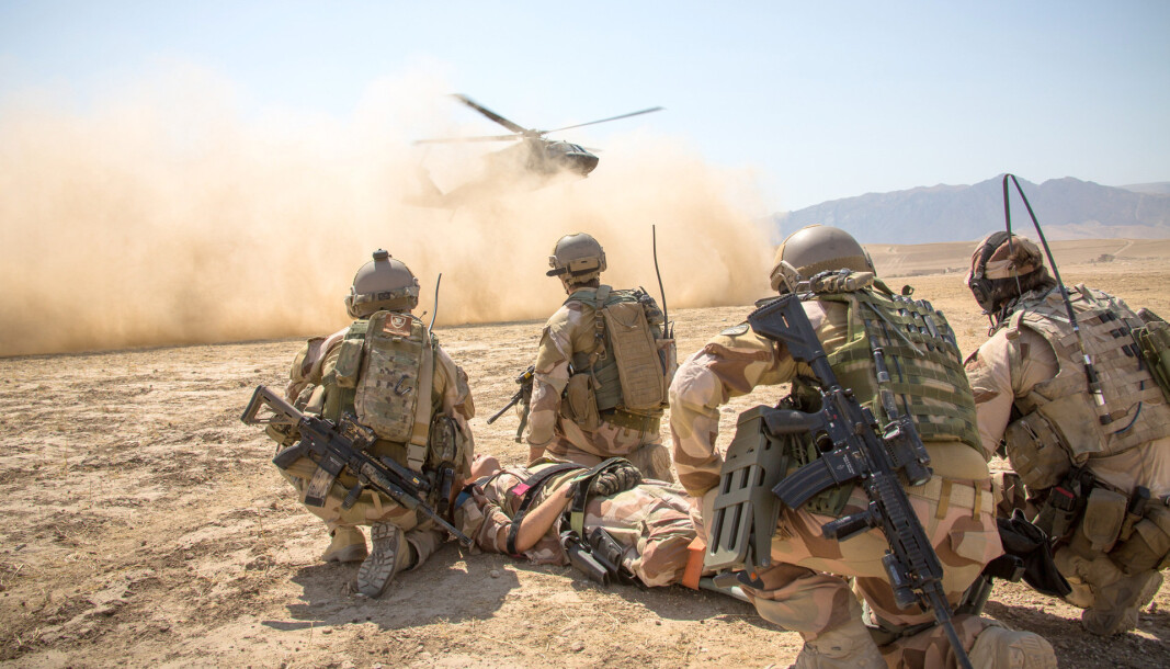 AFGHANISTAN: Police Advisory Team (PAT) i Nordic Baltic Transitional Support Unit har sanitetsøvelse med medisinsk evakuering i Mazar-e- Sharif. Svensk blackhawk-helikopter evakuerer pasienten. AFGHANISTAN: Police Advisory Team (PAT) i Nordic Baltic Transitional Support Unit har sanitetsøvelse med medisinsk evakuering i Mazar-e- Sharif. Svensk blackhawk-helikopter evakuerer pasienten.